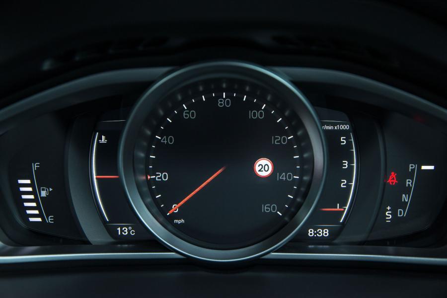 Панель приборов Volvo V40 D4 Inscription 2016 года  (UK) (фото 2 из 34)